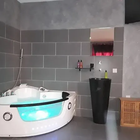 Cosy Avec Jacuzzi A 30 M² Parfait Pour Se Detendre Apartment Baixas